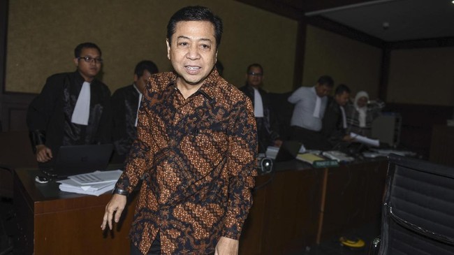 Setya Novanto melalui kuasa hukumnya mengajukan uji materi dua pasal dalam UU KPK karena dianggap bertentangan dengan UUD 1945.
