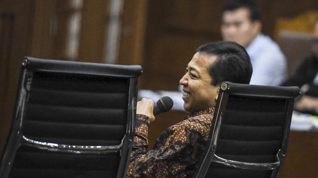 Ketua Umum Partai Golkar Setya Novanto menyerahkan penanganan kasus meme dirinya kepada pihak berwajib.