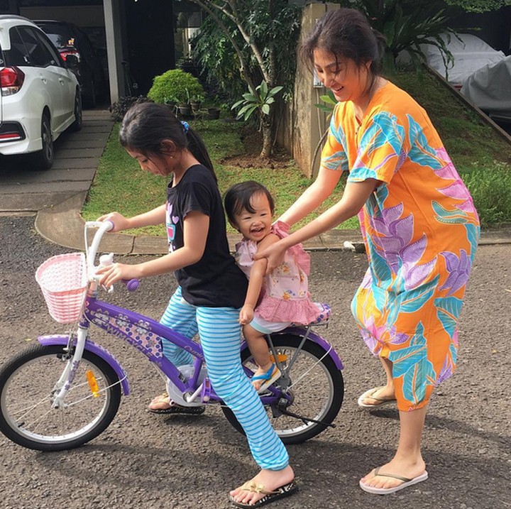<p>Megangin Thalia yang lagi dibonceng, Sarwendah tetap nyaman pakai daster. (Foto: Instagram/ @thaliaputrionsu)  </p>
