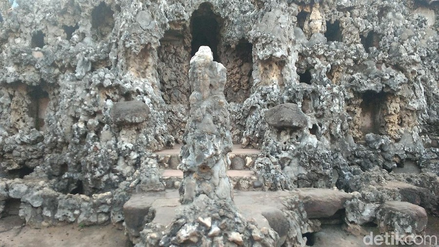 Patung Perempuan Sunti di Goa Sunyaragi, Cirebon