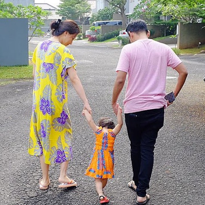 <p>Jalan bertiga bareng suami dan anak pakai daster? Hmm, boleh juga. (Foto: Instagram/ @thaliaputrionsu)</p>