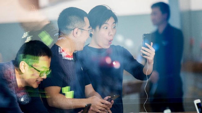 Apple menggelontorkan uang sebesar US$390 juta atau sekira Rp5 triliun untuk meningkatkan skala produksi teknologi laser yang mendukung sistem Face ID.
