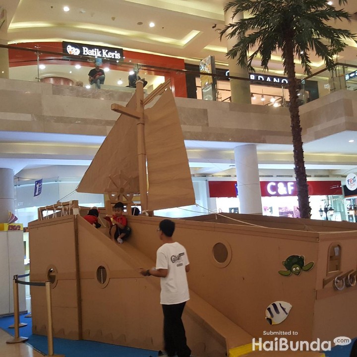 <p>Kapal Tek Sing yang asli memiliki panjang 50 meter, lebar 10 meter, dan berat 1.000 ton.</p>