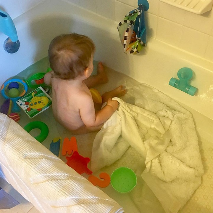 <p>Mau dibuat mengeringkan badan habis mandi, eh handuknya basah duluan. (Foto: Instagram/ @jennibrowningrd) </p>