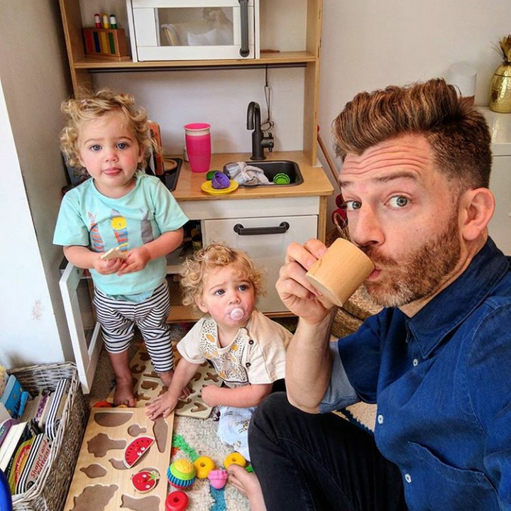 <p>Buat ayah, main masak-masakan sama anak harus ikut 'makan dan minum' juga. (Foto: Instagram @father_of_daughters)</p>