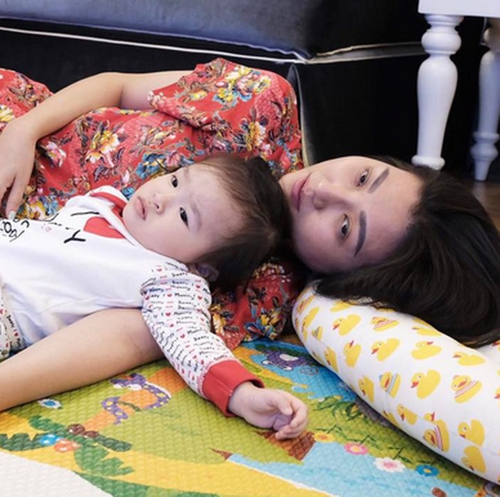 <p>Nemenin anak nonton TV juga nyaman banget kalau dasteran. (Foto: Instagram/ @thaliaputrionsu)</p>