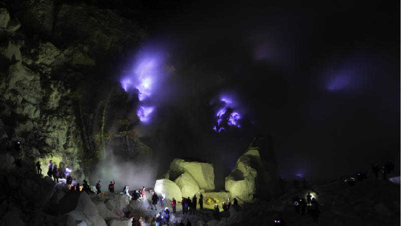 Mau menyaksikan 160 kostum unik keren bertemakan Majestic of Ijen? 