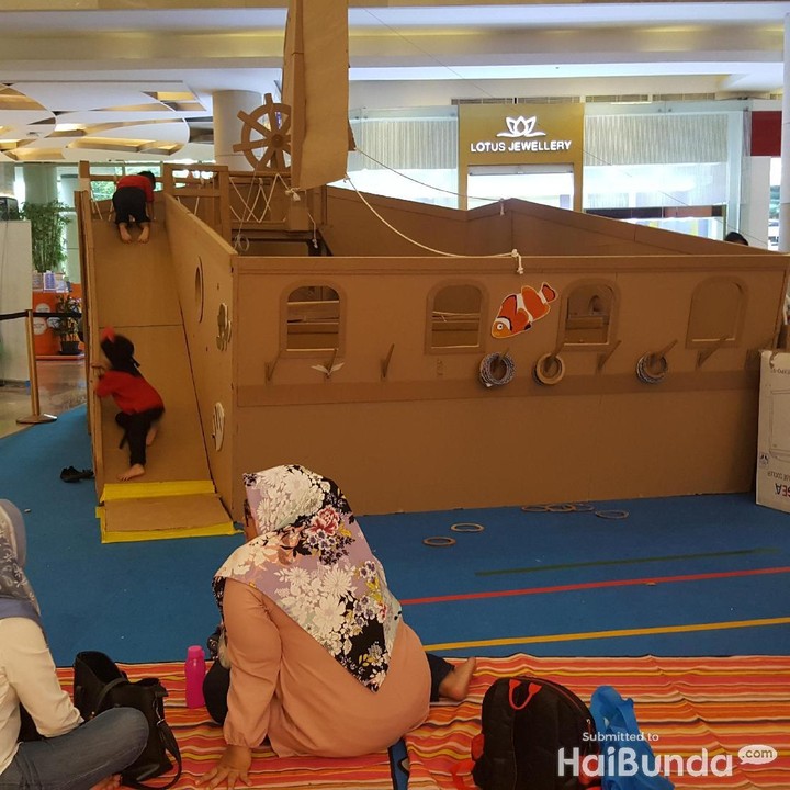 <p>Kapal yang terbuat dari kardus dan berukuran besar ini pura-puranya merupakan kapal yang hilang. Setiap anak yang masuk ke sini punya misi: mencari harta karun.</p>