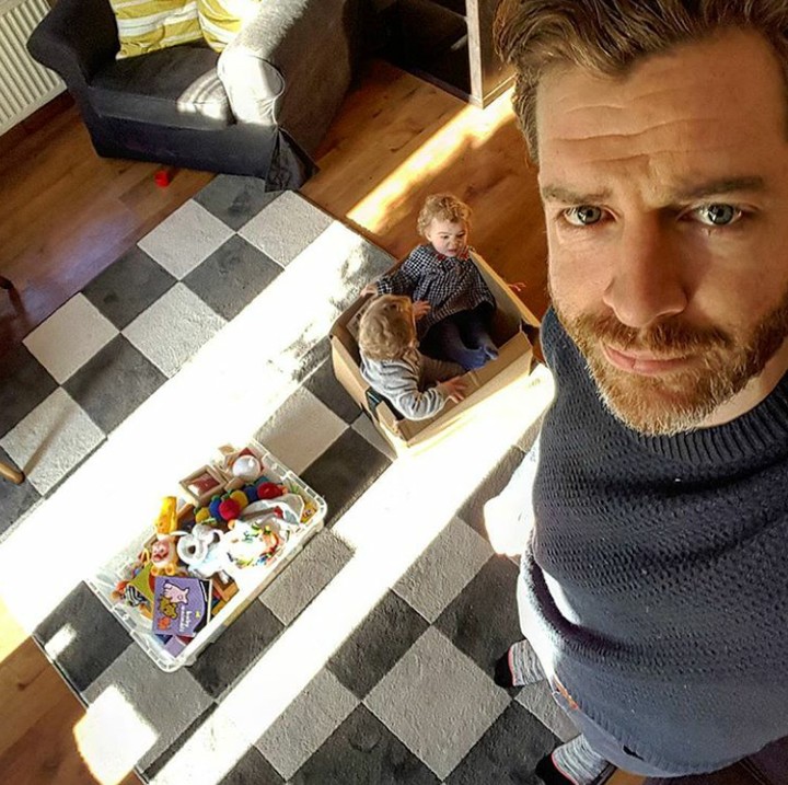 <p> 'Terhibur dengan kardus semenit, setelah itu kardusnya dipakai untuk memukul kakak.' (Foto: Instagram @father_of_daughters)</p>