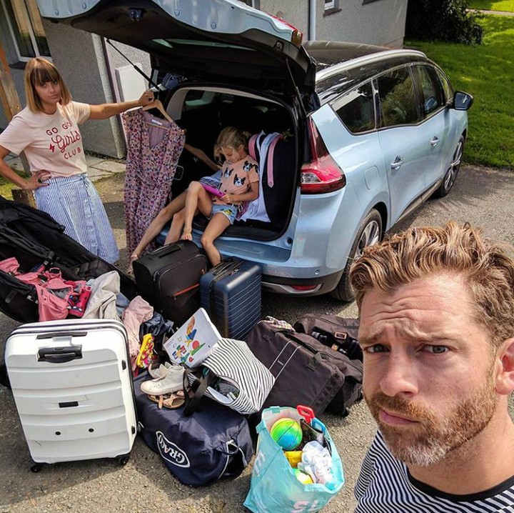 <p>Lihat barang bawaannya, Bun. Si ayah dan anaknya mah berlibur atau pindahan rumah ya? Hi-hi-hi. (Foto: Instagram @father_of_daughters)</p>