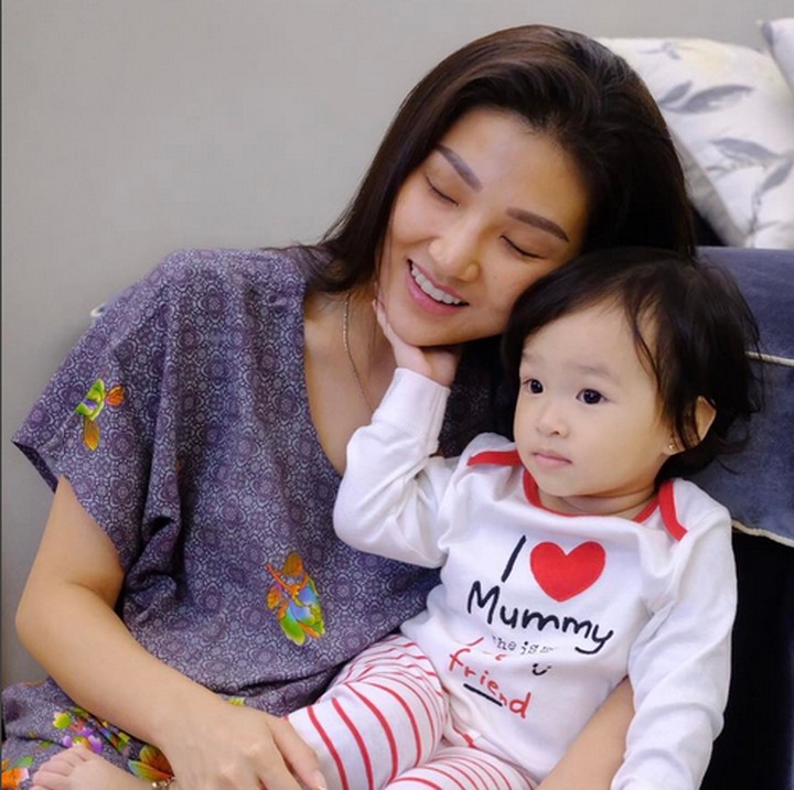 <p>Berduaan di rumah sama Thalia, Sarwendah tetap pilih daster jadi busana andalan nih. (Foto: Instagram/ @thaliaputrionsu)</p>