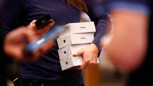 iPhone X, iPhone 8, dan iPhone 8 Plus dipastikan akan dipasarkan secara resmi pada 22 Desember nanti.