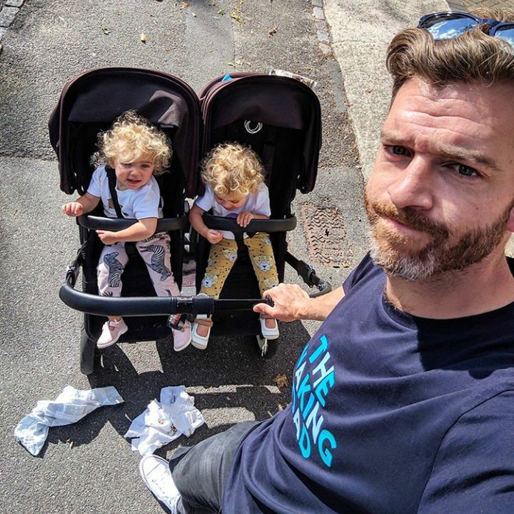 <p>'Yap, bagus nak! Celananya dijatuhkan ke aspal' (Foto: Instagram @father_of_daughters)</p>