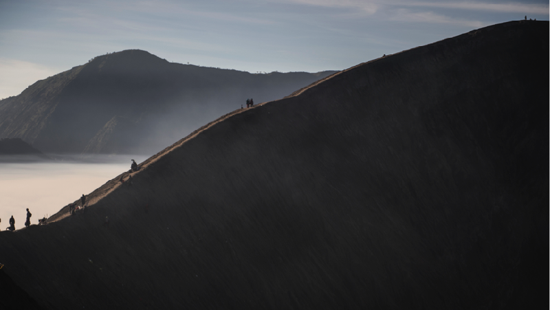 Wisata olah raga Bromo Tengger Semeru (BTS) Ultra 100 sukses menghipnotis 1.000 lebih pelari dunia.