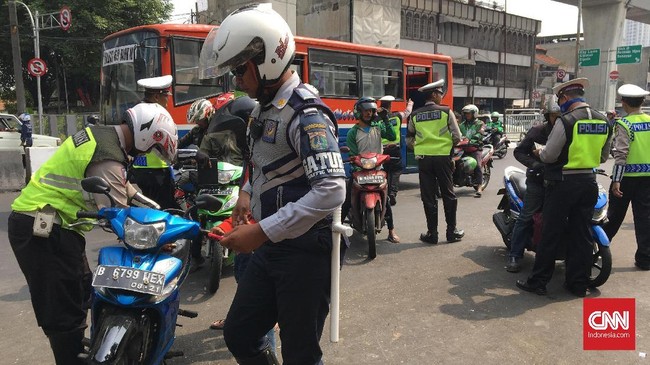 Satlantas Polres Metro Jaksel menjaring 144 pengendara dalam operasi zebra tadi pagi. Pelanggaran didominasi oleh masa berlaku SIM habis.