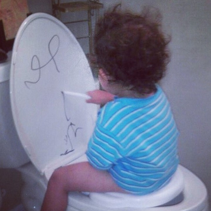 <p>Tak ada rotan akar pun jadi. Nggak ada whiteboard, penutup kloset pun bisa untuk alas coret-coret. (Foto: Instagram/ @momandbabinc)</p>