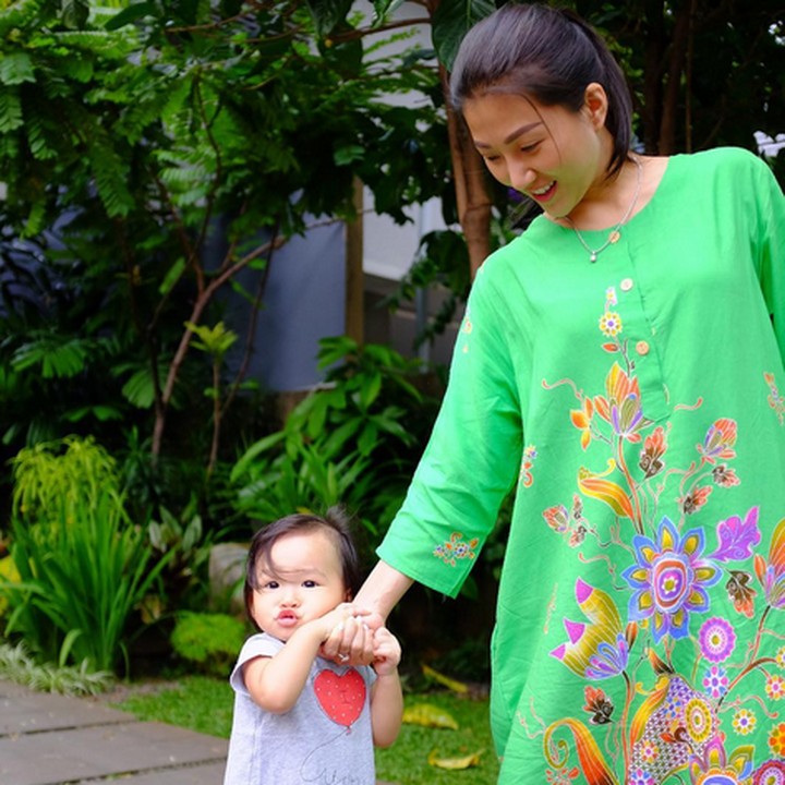 <p>Menemani anak main di luar rumah pakai daster? Siapa takut. (Foto: Instagram/ @thaliaputrionsu)</p>