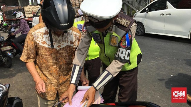 Pelanggaran rambu dan parkir serta aksi melawan arus menjadi pelanggaran paling banyak dilakukan oleh pengendara motor pada hari pertama Operasi Zebra.