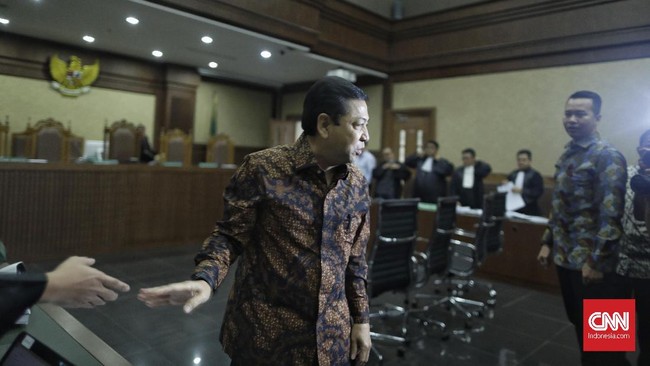 Setya Novanto mengakui mengenal Andi Narogong, terdakwa korupsi proyek e-KTP sejak 2009 silam. Tapi Novanto membantah bicarakan e-KTP dengan Andi Narogong.