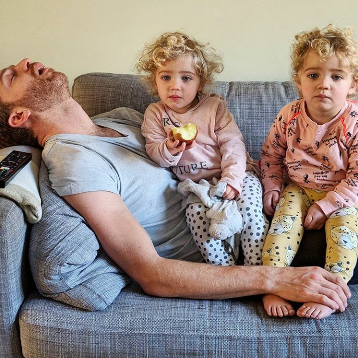 <p>Lihat deh Bun, kelakuan ayah yang satu ini. Fisiknya lelah gara-gara tingkah anak kembarnya ini. (Foto: Instagram @father_of_daughters)</p>