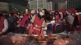 FOTO: Festival 'Amal' Kimchi Digelar di Seoul Festival Kimchi kembali digelar di Seoul untuk ke-empat kalinya. Festival ini bertujuan untuk membantu orang miskin dengan membagikan kimchi.