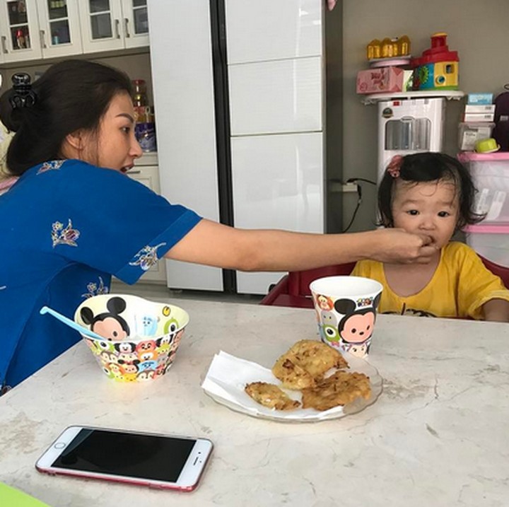 <p>Nyuapin Thalia jadi nggak terlalu ribet pas lagi pakai daster gini. He-he-he. (Foto: Instagram/ @thaliaputrionsu)</p>