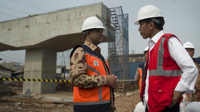 Presiden Jokowi mengingatkan agar perbedaan pilihan politik dalam Pemilu membuat masyarakat terbelah, bahkan sampai bikin tak saling sapa.