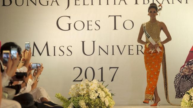 Tampil beda dari kostum nasional Indonesia yang selalu bergaya karnaval membuat 'Save Orang Utan' yang akan dibawa ke Miss Universe 2017 menuai beragam reaksi.