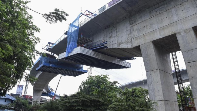 Tujuh orang menjadi korban ambruknya tiang tol Becakayu. Dari tujuh orang tersebut, satu diantaranya mengalami luka berat di kepala dan dibawa ke RS Kramatjati.