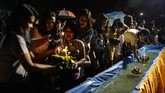 FOTO: Habis Gelap Terbitlah Terang di Thailand Setelah setahun berduka karena kepergian Raja Bhumibol, masyarakat Thailand mulai menggelar beberapa festival budaya yang tahun lalu ditiadakan.