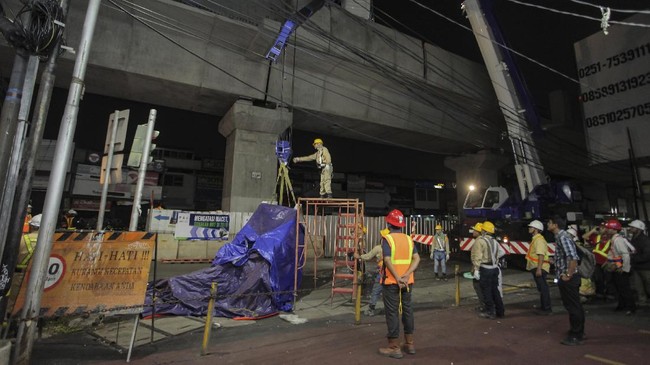 PT MRT Jakarta mengakui kurang ada pengawasan dari Supervisor di lapangan sehingga parapet atau beton pembatas proyek MRT jatuh di Jalan Wijaya, Jakarta.