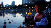 FOTO: Habis Gelap Terbitlah Terang di Thailand Setelah setahun berduka karena kepergian Raja Bhumibol, masyarakat Thailand mulai menggelar beberapa festival budaya yang tahun lalu ditiadakan.