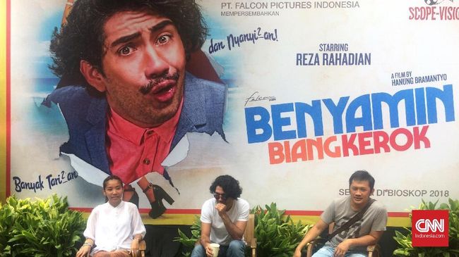 Hanung Bramantyo membuat Benyamin Biang Kerok, yang bintang utamanya Reza Rahadian. Ini akan menjadi film pertama di mana Reza bernyanyi dan menari.