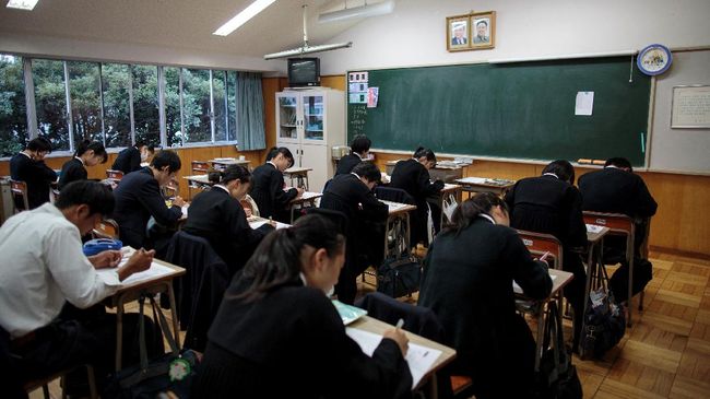 Sekolah-sekolah di Jepang melarang siswi menguncir dan kepang rambut, serta mengatur ukuran panjang rambut.
