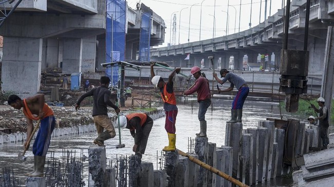 Wali Kota Jakarta Timur, M Anwar, meminta kontraktor Kereta Cepat Jakarta-Bandung untuk bertanggung jawab atas banjir yang melanda RW12 Cipinang Melayu