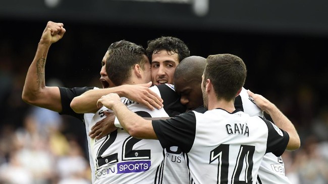 Valencia berhasil mengembalikan selisih poin dengan pemuncak klasemen Barcelona ke angka empat poin usai menang 2-0 atas Espanyol.