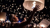 FOTO: Habis Gelap Terbitlah Terang di Thailand Setelah setahun berduka karena kepergian Raja Bhumibol, masyarakat Thailand mulai menggelar beberapa festival budaya yang tahun lalu ditiadakan.