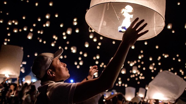 Di Indonesia, Hari Raya Waisak semakin istimewa dengan digelarnya Festival Lampion Waisak di Candi Borobudur, Magelang, Jawa Tengah.