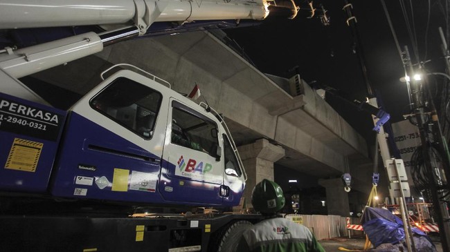 Polres Jakarta Selatan sudah memeriksa pihak-pihak dari MRT untuk mengetahui secara pasti penyebab jatuhnya parapet di Jalan Wijaya, Jumat lalu.