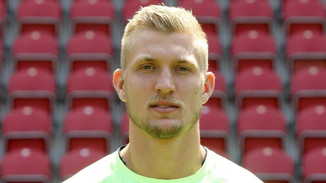 Kiper Mainz 05 Robin Zentner melakukan kesalahan konyol saat ia 'menendang angin' dan tak menyadari bola telah bergulir di belakang dirinya.