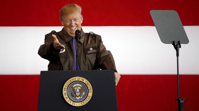 Setelah bersitegang dengan Kim Jong-un selama setahun belakangan, Donald Trump akhirnya membuka kemungkinan Amerika Serikat untuk berbicara dengan Korea Utara.