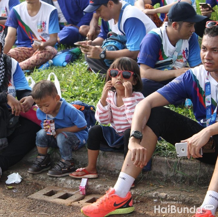 <p>Meski cuma ngadem, penampilan mesti tetap keren.</p>