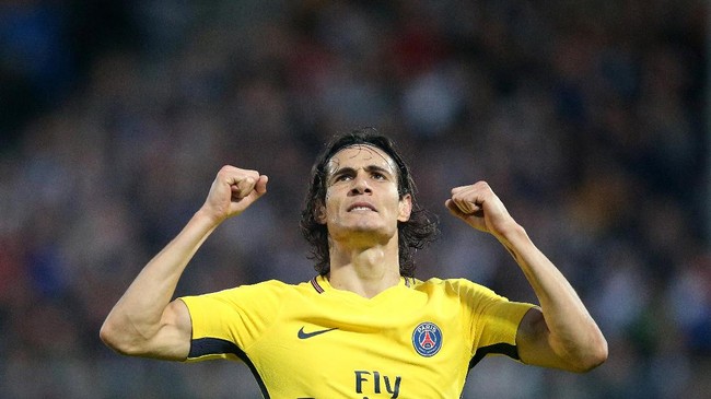 Edinson Cavani berhasil mencatat gol ke-100 di Liga Perancis saat Neymar absen membela PSG menghadapi Angers.