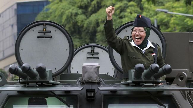 PDIP Bela Risma Ancam ASN ke Papua: Ekspresi Kejengkelan Politikus PDIP Hendrawan Supratikno mengatakan Mensos Risma harus lebih sabar dalam menata para ASN Kemensos agar sigap menangani dampak pandemi Covid-19.