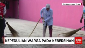 Warga Hanya Menonton Walikota Surabaya Kerja Bakti