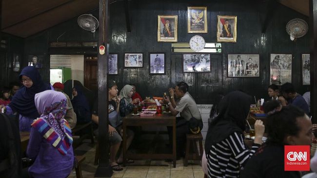Warung soto langganan Jokowi di Solo jadi tempat yang dituju Kahiyang dan Bobby di akhir pekan, di sela-sela persiapan pernikahannya.