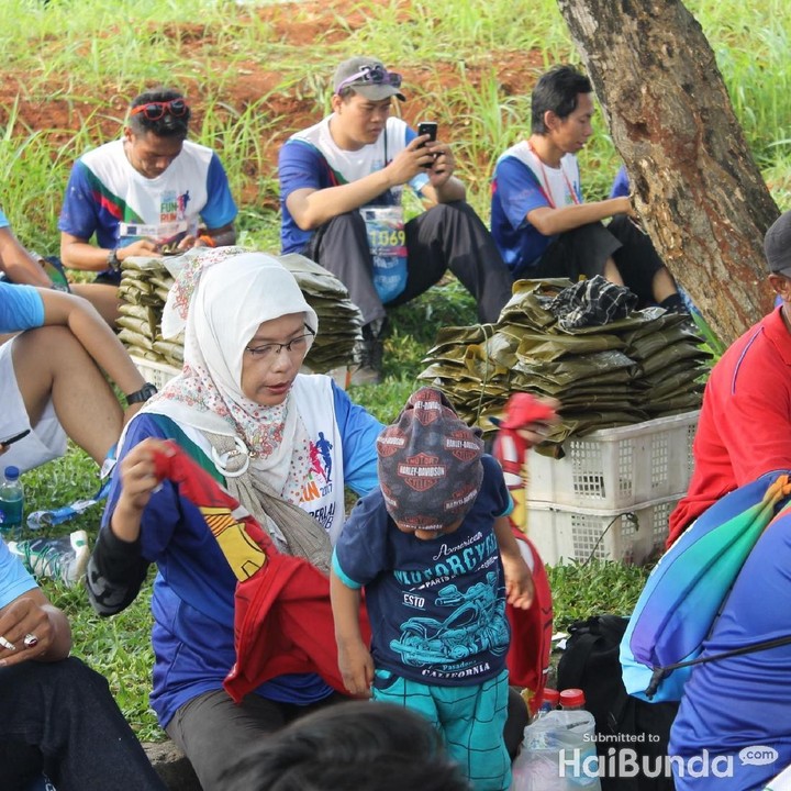 <p>Gerah ya, Nak? Dicopot dulu ya jaketnya.</p>