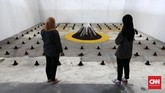 FOTO: Menyesap 'Jiwa' di Jakarta Biennale 2017 Seni rupa tak hanya lukisan atau patung. Di Jakarta Biennale 2017, panca indera dimanjakan oleh beragam kesenian bertema 'jiwa'.