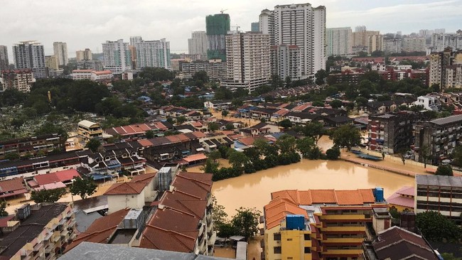 Banjir yang disebabkan hujan deras tiada henti serta angin kencang telah menyebabkan lima orang tewas di Penang, Malaysia.