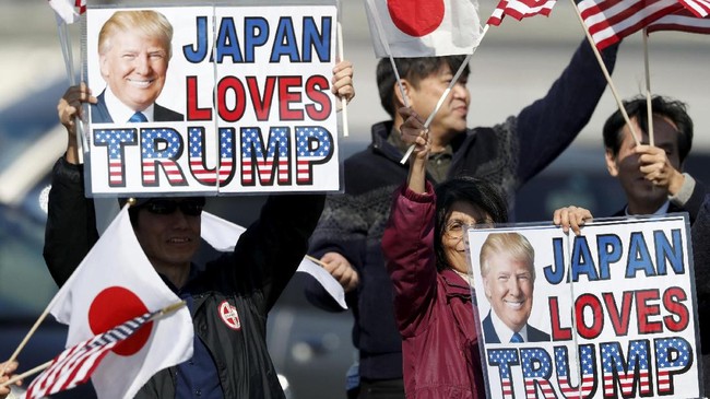 Aksi protes di Korea Selatan mulai berlangsung sejak Minggu (5/11) waktu setempat, padahal Trump baru akan tiba di sana pada Selasa (7/11).